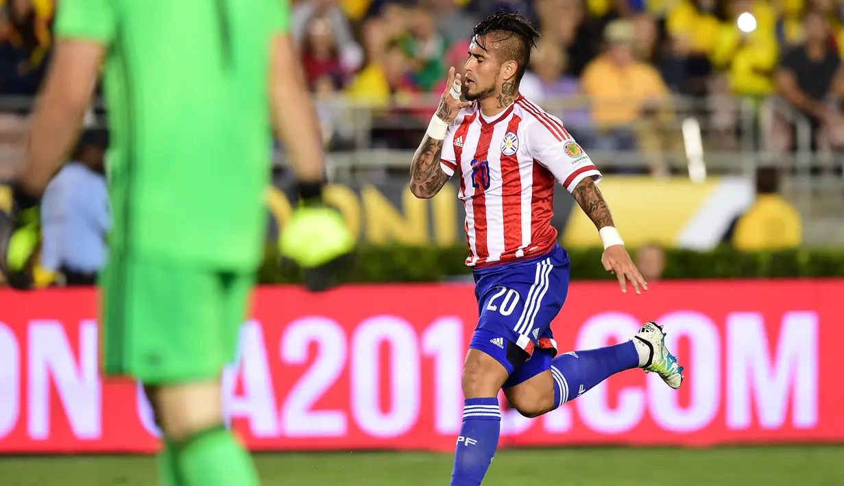 Gelandang Paraguay, Victor Hugo Ayala melakukan selebrasi usai mencetak gol kegawang Kolombia pada Copa America Centenario 2016 di Stadion Rose Bowl, AS (8/6). Kolombia menang atas Paraguay dengan skor 2-1. (AFP PHOTO/Frederic J. Brown)