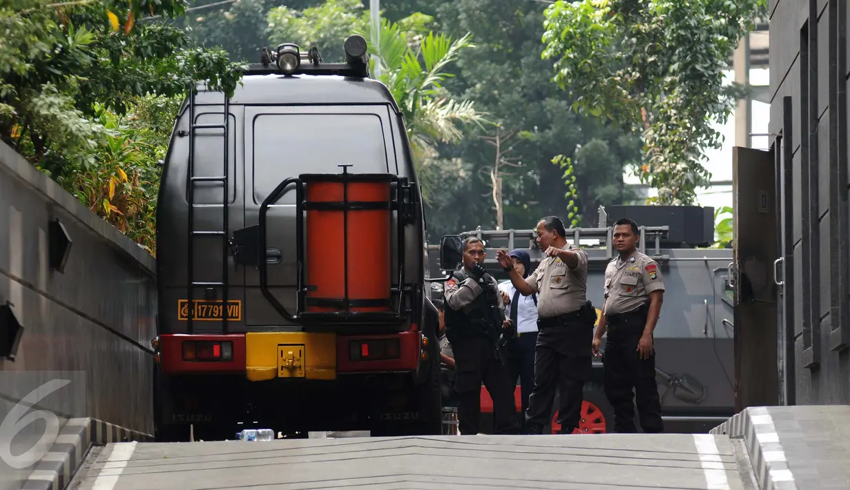 Kendaraan penjinak bom polri disiagakan di sudut gedung Mahkamah Konstitusi, Jakarta, Senin (18/1/2016). Mahkamah Konstitusi membacakan 40 putusan perselisihan hasil Pilkada 2015 secara marathon pada Senin (18/1/2016). (Liputan6.com/Helmi Fithriansyah)