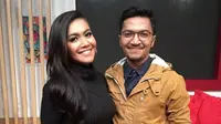 Denada dan Shakira fashion show, Ihsan Tarore hadir sebagai suporter setia. Sumber: Instagram.com.