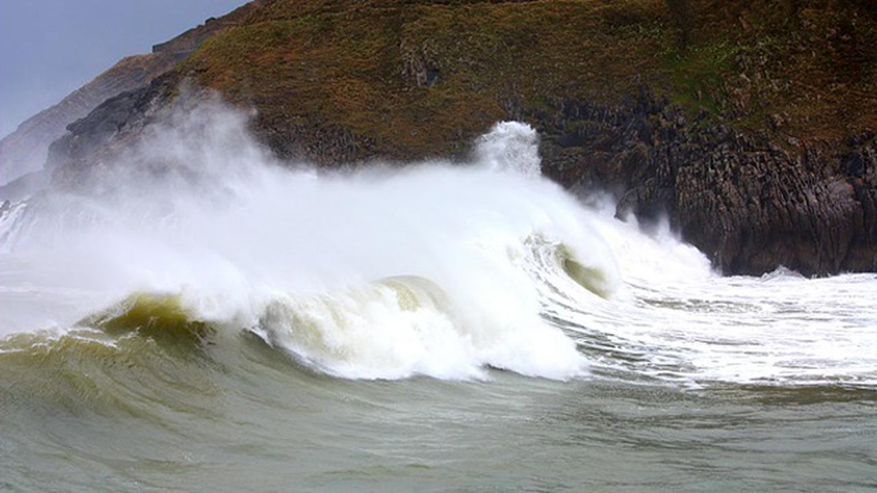 Inilah Penjelasan Alamiah Ombak Parangtritis Mematikan