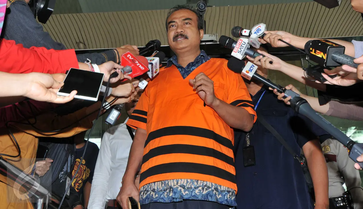 Tersangka kasus dugaan suap proyek Pembangkit Listrik Tenaga Mikrohidro di Papua tahun anggaran 2016, Bambang Wahyuhadi memberi keterangan seusai menjalani pemeriksaan di Gedung KPK, Jakarta, Selasa (3/11). (Liputan6.com/Helmi Afandi)