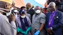 Presiden Sierra Leone Ernest Bai Koroma dan Presiden Liberia Ellen Johnson Sirleaf saat menghadiri acara pemakaman korban longsor di pemakaman Paloko, Waterloo, Sierra Leone,(17/8). Sekitar 300 orang tewas akibat musibah tersebut. (AFP Photo/Seyllou)