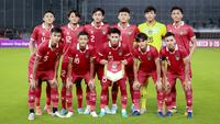 Starting XI Timnas Indonesia U-20 pada laga International Friendly Match U-20 melawan Timnas Fiji U-20 di Stadion Utama Gelora Bung Karno (SUGBK), Jakarta, Jumat (17/02/2023). (Bola.com/Bagaskara Lazuardi)