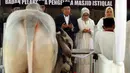 Wapres Jusuf Kalla didampingi Istri, Mufidah Kalla berdoa bersama saat menyerahkan Hewan Kurban sapi ke pengurus Masjid Istiqal, Jakarta, Jumat (1/9). Sapi tersebut beratnya 1,5 Ton untuk Presiden dan 1,3 Ton Wakil Presiden. (Liputan6.com/JohanTallo)