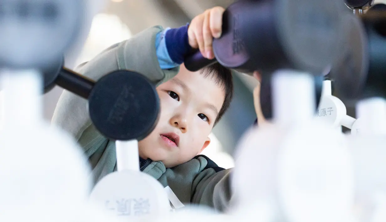 Seorang anak merakit model tabung nano (nanotube) karbon di Museum Ilmu Pengetahuan dan Teknologi Nanjing saat Pekan Ilmu Pengetahuan dan Perdamaian Internasional di Nanjing, Provinsi Jiangsu, China timur (11/11/2020). (Xinhua/Zhang Meng)