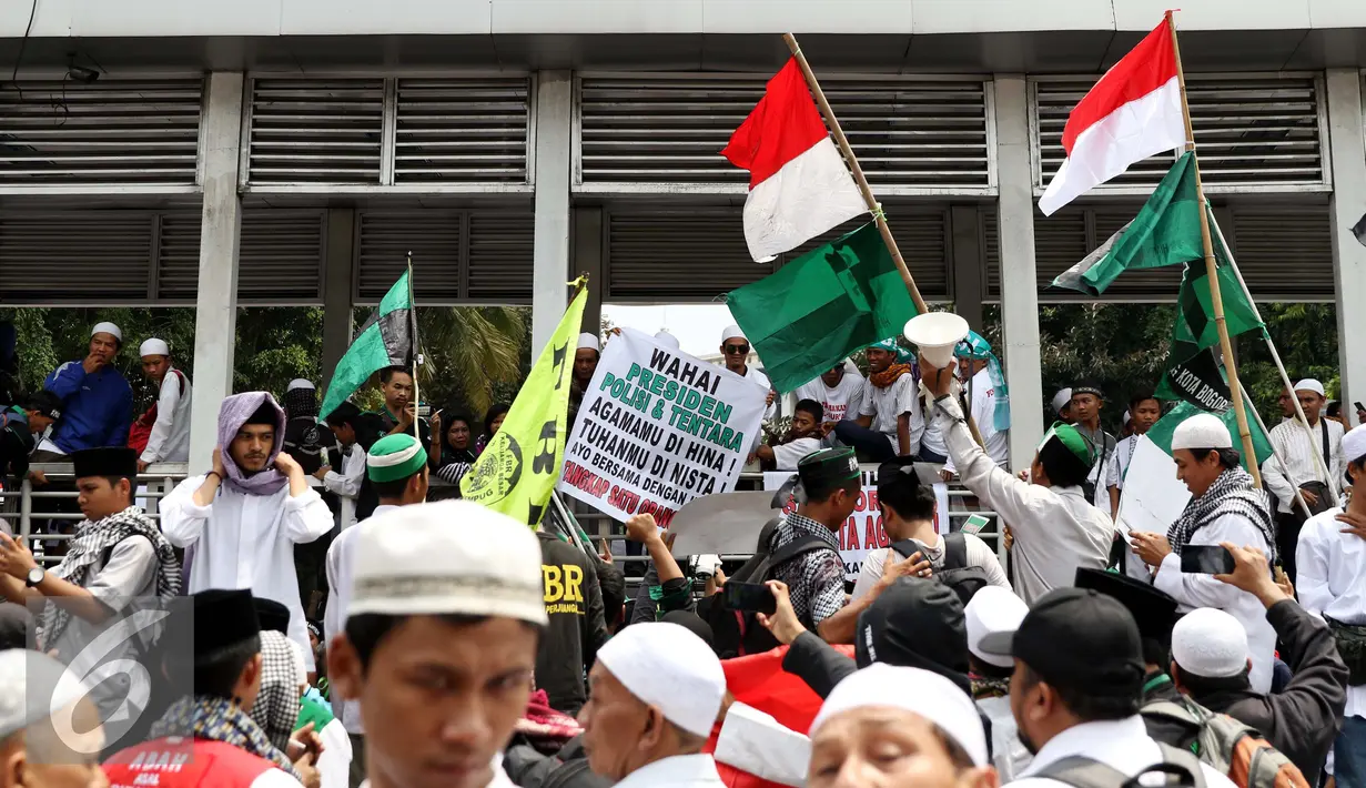 Massa aksi damai 4 November memadati halte Juanda setelah salat Jumat di Jalan Ir. H. Juanda dekat Masjid Istqlal, Jakarta, Jumat (4/11). Sebagian massa terlihat membawa berbagai atribut dan bendera. (Liputan6.com/Gempur M. Surya)