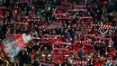 Euforia suporter menyaksikan laga Muenchen melawan Dinamo Zagreb pada laga Liga Champions di Allianz Arena, Jerman (30/9/2015). Muenchen menang telak atas Dinamo Zegreb dengan skor 5-0. (REUTERS/Michael Dalder)