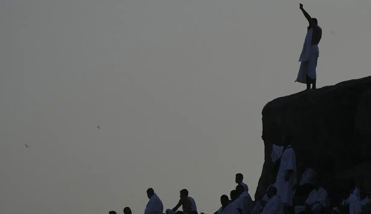 <p>Selama wukuf di Arafah ini, para jemaah lebih banyak berzikir dan berdoa. Mereka mengikuti prosesi wukuf dengan khidmat dan memanfaatkan waktu wukuf dengan sebaik-baiknya. (AP Photo/Amr Nabil)</p>