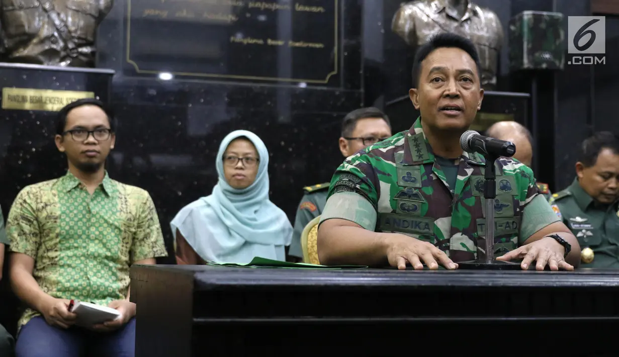 KSAD Jenderal TNI Andika Perkasa memberi keterangan pers terkait taruna Akademi Militer (Akmil) Enzo Zenz Allie di Mabes AD, Jakarta, Selasa (13/8/2019). Andika mengatakan pihaknya tetap mempertahankan Enzo Zenz Allie sebagai taruna Akmil 2019. (Liputan6 com/Angga Yuniar)