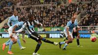 Pemain Newcastle United, Giorginio Wijnaldum, melakukan tembakan ke arah gawang Manchester City pada lanjutan Liga Inggris di Stadion St James' Park, Newcastle, Rabu (20/4/2016) dini hari WIB. (AFP/Oli Scarff)