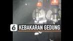 Gedung Bandung Elektronik Center kebakaran Kamis (18/2) malam. Petugas berusaha padamkan api yang menjalar di basement gedung.