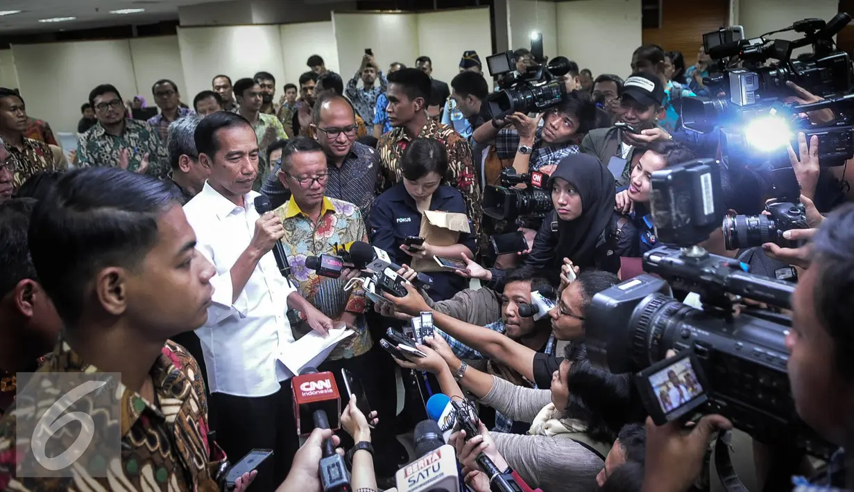 Presiden Joko Widodo memberikan keterangan pers usai melakukan sidak di Kantor Pusat Dirjen Pajak, Jumat (30/9). Jokowi mengaku senang melihat antusias warga menyambut tax amnesty. (Liputan6.com/Faizal Fanani)