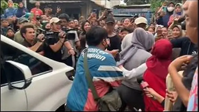 6 Potret Antusias Warga saat Nathalie Holscher Datangi Rumah Tiko, Ramai Padat