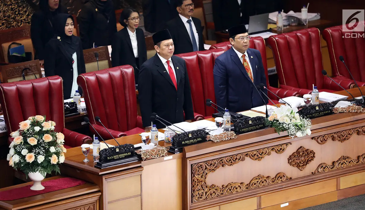 Ketua DPR Bambang Soesatyo (kiri) dan Wakil Ketua DPR Utut Adianto memimpin Rapat Paripurna DPR RI ke-10 Masa Persidangan II Tahun 2018/2019, Jakarta, Kamis (13/12). Pemimpin DPR yang menghadiri rapat ini hanya Bambang dan Utut. (Liputan6.com/JohanTallo)
