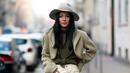 Ada pilihan yang lebih baik selain skinny jeans untuk membuat penampilanmu lebih menarik, yaitu straight leg, boyfriend, atau wide-leg pants. Jenis celana dengan siluet yang akan membuat kakimu terlihat lebih jenjang. Foto: Purewow.