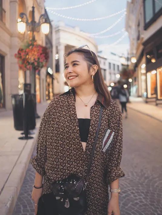 Mengaku tidak bisa diam, akhirnya Prilly melakukan berbagai aktivitas di rumah agar tetap produktif. Selain itu pastinya mengusir rasa bosan karena tidak bisa keluar rumah untuk sementara waktu. (Instagram/prillylatuconsina96)