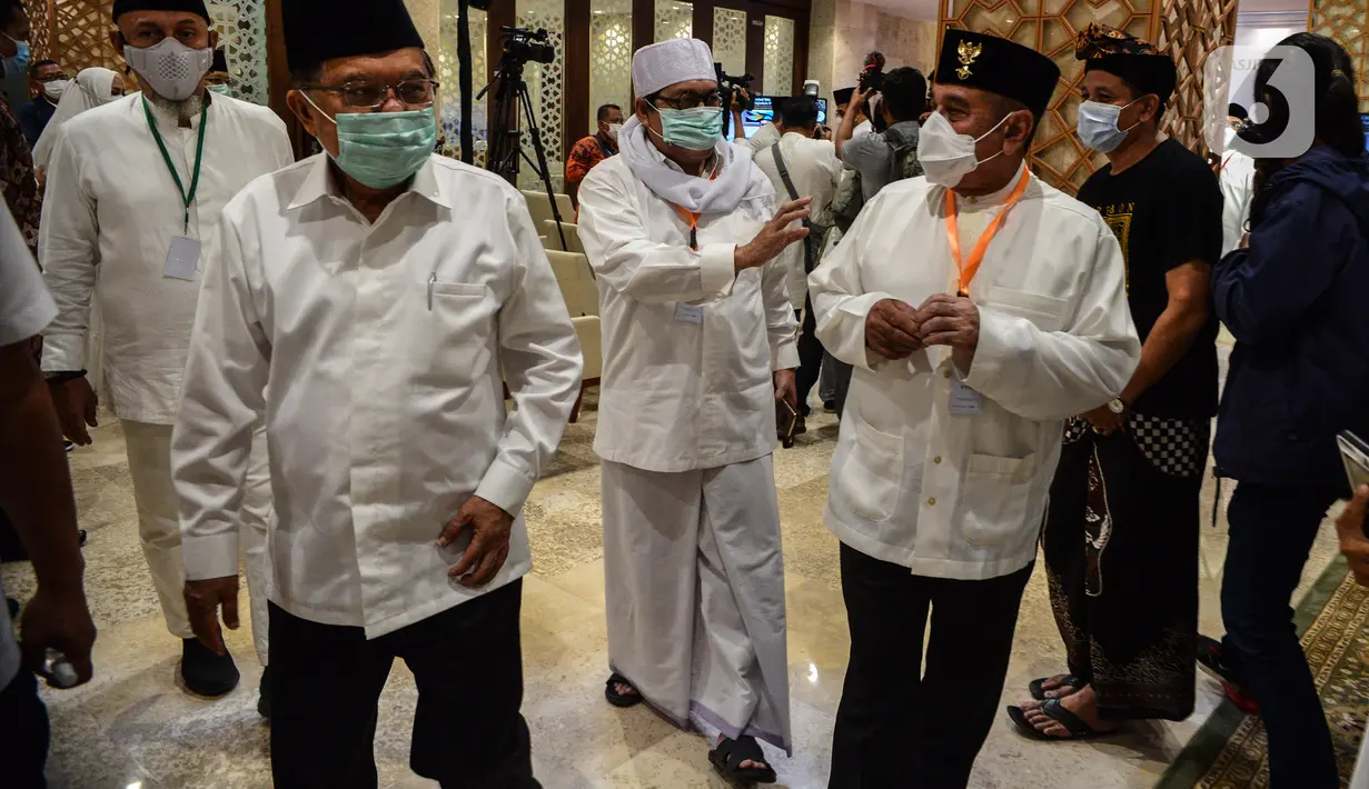Ketua Dewan Masjid Indonesia (DMI) Jusuf Kalla (kiri) hadiri acara peluncuran "Gerakan Nasional Mengisi Masjid dengan 1 Juta Sajadah Pelindung COVID-19" di Masjid Istiqlal, Jakarta, Kamis (11/3/2021). (Liputan6.com/Johan Tallo)