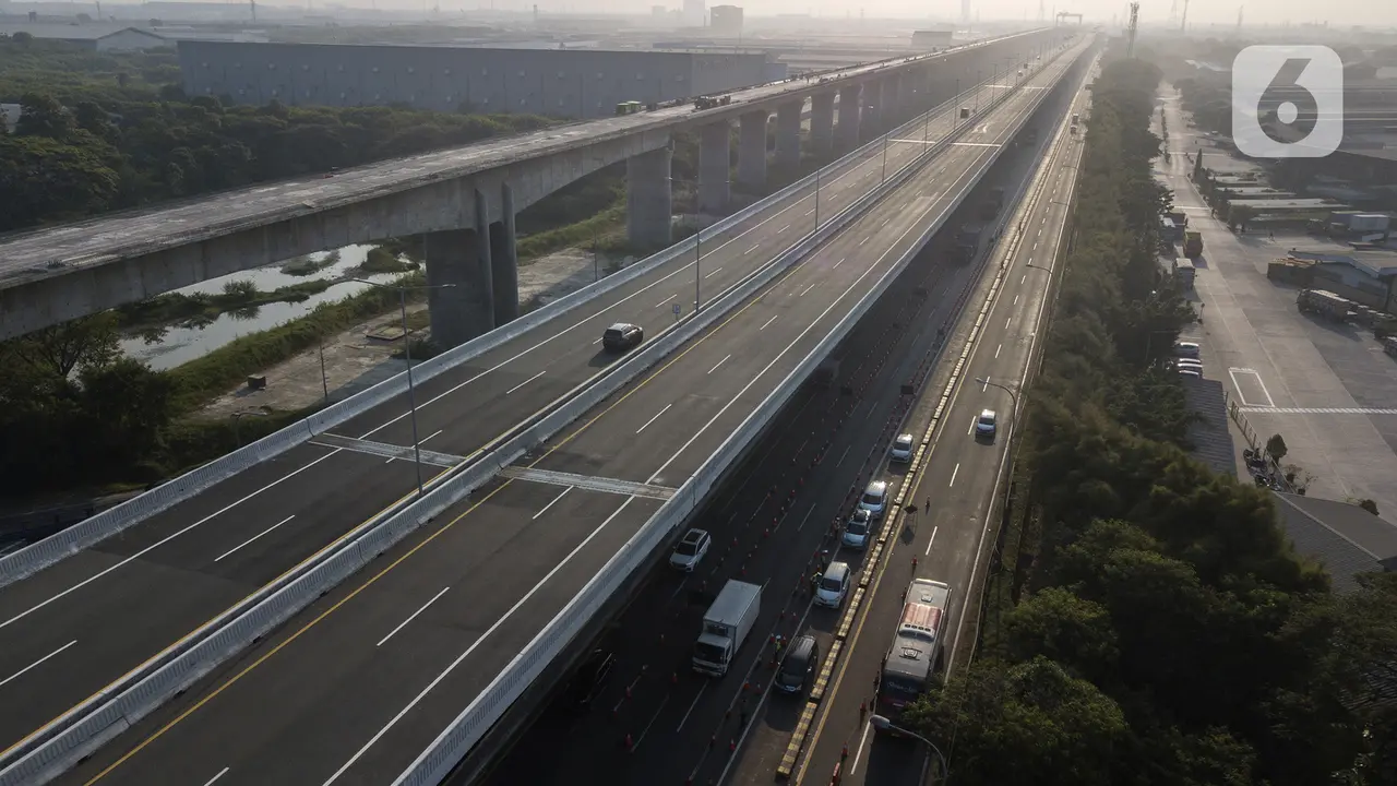 FOTO: Jelang Libur Idul Adha, KM 31 Tol Jakarta - Cikampek Disekat