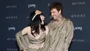 <p>Billie Eilish (kiri) dan Jesse Rutherford tiba pada acara LACMA Art+Film Gala di Los Angeles County Museum of Art, Los Angeles Amerika Serikat, 5 November 2022. Penyanyi "Happier Than Ever" berusia 20 tahun dan musisi The Neighborhood berusia 31 tahun itu tampil tidak biasa dengan selimut Gucci besar. (AP Photo/Allison Dinner)</p>