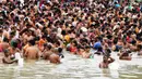 Ratusan umat Hindu berendam di Sungai Gangga  melakukan ritual 'Tarpan' untuk memberi hormat kepada nenek moyang mereka pada hari terakhir Pitrupaksh di Kolkata (19/9). (AFP Photo/Dibyangshu Sarkar)