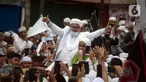 Rizieq Shihab menyapa massa pendukungnya saat tiba di kediamannya di Jalan Petamburan, Jakarta, Selasa (10/11/2020). Rizieq Shihab tiba di kediamannya usai pulang dari Arab Saudi. (merdeka.com/Imam Buhori)