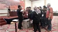Saksi Rano-Embay tolak menandatangani rekapitulasi penghitungan suara Pilkada Banten untuk wilayah Kabupaten Serang. (Liputan6.com/Yandhi Deslatama)