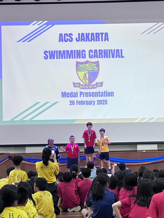 Potret Rafathar Sukses Raih Medali Emas saat Lomba Renang. (instagram/raffinagita1717/rieta_amilia)