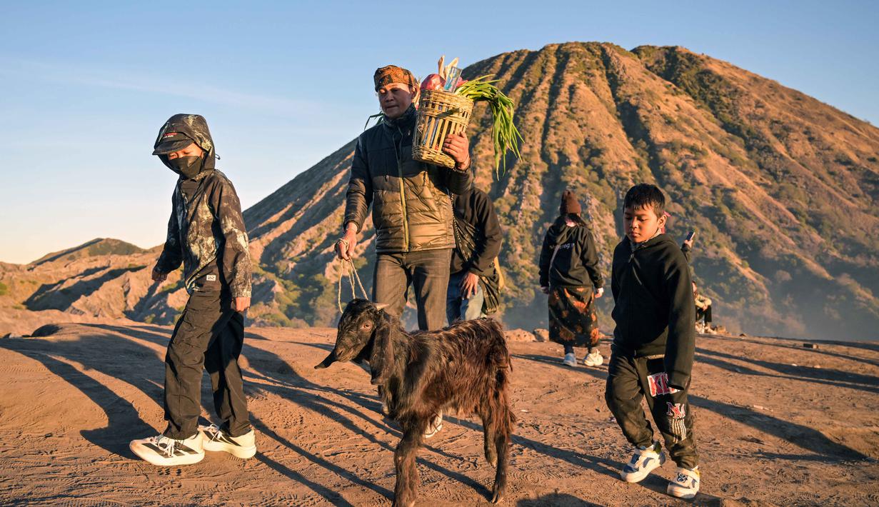 Para penganut Hindu dari komunitas Tengger mendaki gunung berapi aktif Bromo untuk mempersembahkan sesaji berupa beras, buah-buahan, ternak, dan barang-barang lainnya sebagai bagian dari festival Yadnya Kasada di dekat Probolinggo, Jawa Timur, Senin 1 Juni 2026. (JUNI KRISWANTO/AFP)