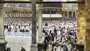 Mereka mempersiapkan diri untuk wukuf di Arafah, mabit di Muzdalifah, dan melontar jumrah di Mina, yang merupakan rukun haji yang wajib. (Foto oleh AFP)