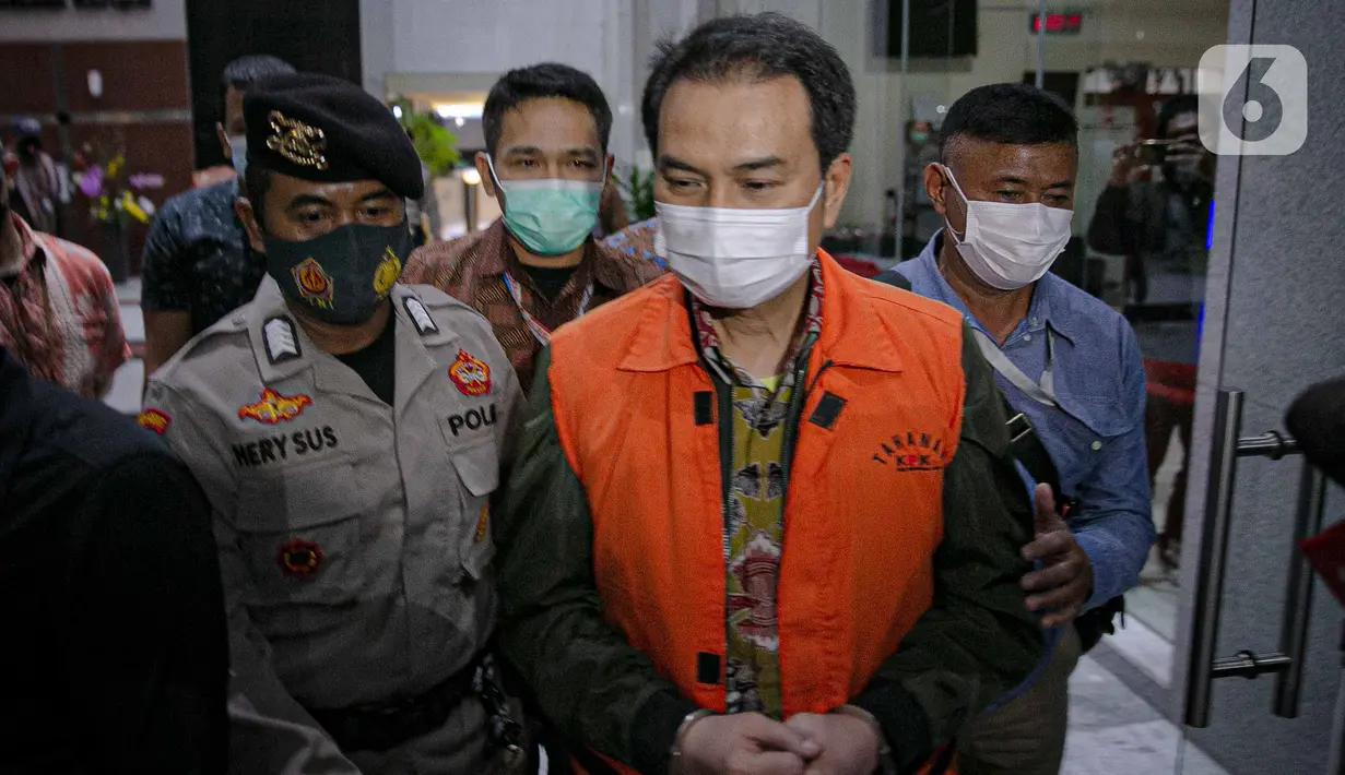 Wakil Ketua DPR Aziz Syamsuddin meninggalkan Gedung KPK seusai rilis penetapan dan penahanannya di Jakarta, Sabtu (25/9/2021). Politisi Partai Golkar ini ditetapkan sebagai tersangka dan langsung ditahan KPK terkait kasus penanganan perkara di Kabupaten Lampung Tengah. (Liputan6.com/Faizal Fana