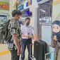 Petugas Daop 3 Cirebon sedang menimbang berat barang bawaan penumpang kereta api di Stasiun Kejaksan Cirebon. (Istimewa)