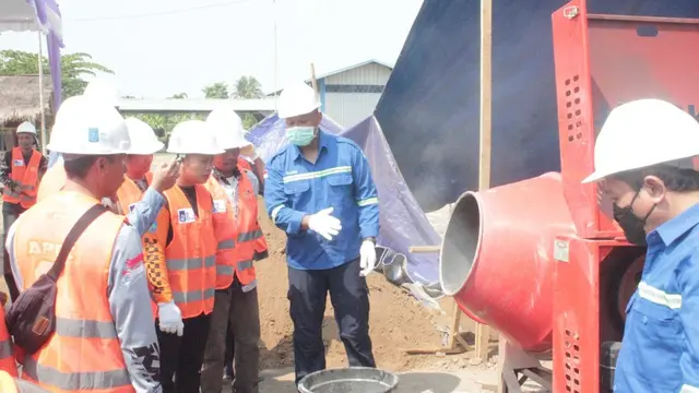 Proses pembuatan rumah tahan gempa yang berbahan baku limbah debu oleh PLN dan ITS. (Dian Kurniawan/Liputan6.com)
