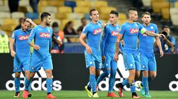 Grup B - Napoli berhasil menaklukkan tuan rumah Dynamo Kiev 2-1 melalui dua gol Arkadiusz Milik. Hasil lain grup ini, wakil Turki, Besiktas mampu menahan imbang 1-1 tuan rumah Benfica. (AFP/Sergei Supinsky)