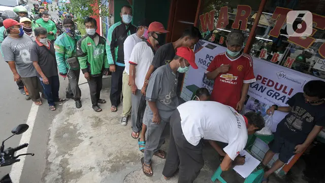 FOTO: Depok Terapkan PSBB, Lembaga Sosial Bagikan Nasi Bungkus