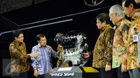 Wakil Presiden, Jusuf Kalla (kedua kiri) melihat mesin mobil di salah satu stand usai membuka Indonesia Internasional Motor Show (IIMS) 2017 di Jakarta, Kamis (27/4). IIMS 2017 akan berlangsung hingga 7 Mei 2017. (Liputan6.com/Helmi Fithriansyah)