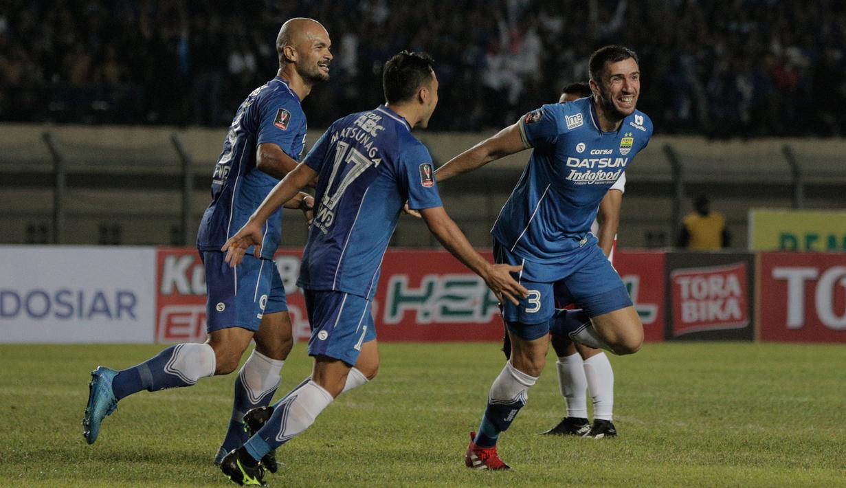 Bek Persib, Vladimir Vujovic, merayakan gol yang dicetaknya ke gawang PSM pada laga Piala Presiden 2017 di Stadion Si Jalak Harupat, Jawa Barat, Senin (6/2/2017). Persib menang 1-0 atas PSM. (Bola.com/Peksi Cahyo) 