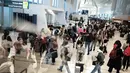 Sebelumnya, penghentian sebagian operasional pemerintah Amerika Serikat atau government shutdown berdampak besar terhadap layanan bandara. Tampak dalam foto, antrean para penumpang untuk melewati pemeriksaan keamanan di Bandara LaGuardia, New York pada Minggu 22 Maret 2026. (CHARLY TRIBALLEAU/AFP)