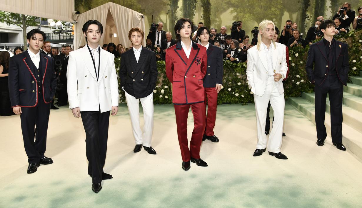 Idol group Stray Kids menghadiri acara Met Gala 2024 di The Metropolitan Museum of Art, New York City,  Senin (6/5/2024) waktu setempat. (Photo by Evan Agostini/Invision/AP)