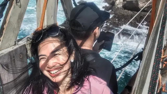 Jarang Tersorot, Ini 6 Potret Kompak Feni Rose dan Suami