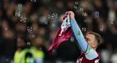 Pemain West Ham United, Jarrod Bowen melakukan selebrasi dengan menunjukkan jersey milik Michail Antonio pada laga lanjutan Liga Inggris 2024/2025 melawan Wolves di London Stadium, London, Inggris, Selasa (10/12/2024) WIB. (AFP/Adrian Dennis)