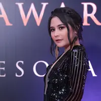 “Jadi pagi kuliah, siangnya syuting sampai malam, dan pas pulang malamnya aku olahraga. Jadi ya seneng sih aku, kayak numpahin kecapaian kita dengan olehraga. Jadi kalau olahraga malam tidurnya nyenyak,” kata Prilly. (Adrian Putra/Bintang.com)
