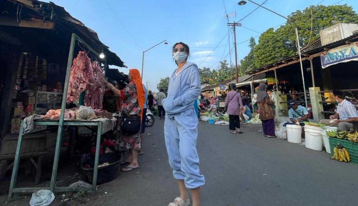 Penyanyi berusia 10 Juli 1999 kerap membagikan potretnya saat di ruang publik seperti saat mengunjungi pasar pada pagi hari. Gaya Happy Asmara simpel dengan kenakan outfit serba abu-abu. Meski terlihat simpel, Happy Asmara tetap terlihat menawan. (Liputan6.com/IG/@happy_asmara77)