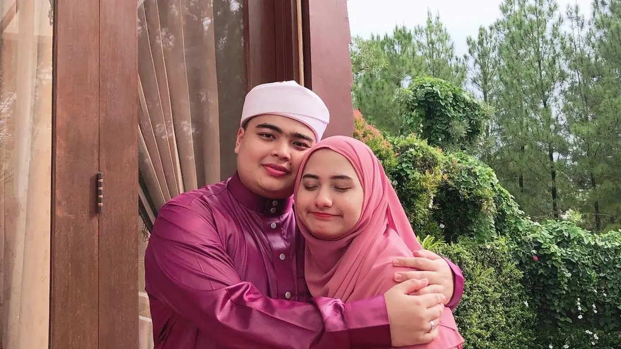 Ameer Azzikra bersama sang istri, Nadzira Shafa.