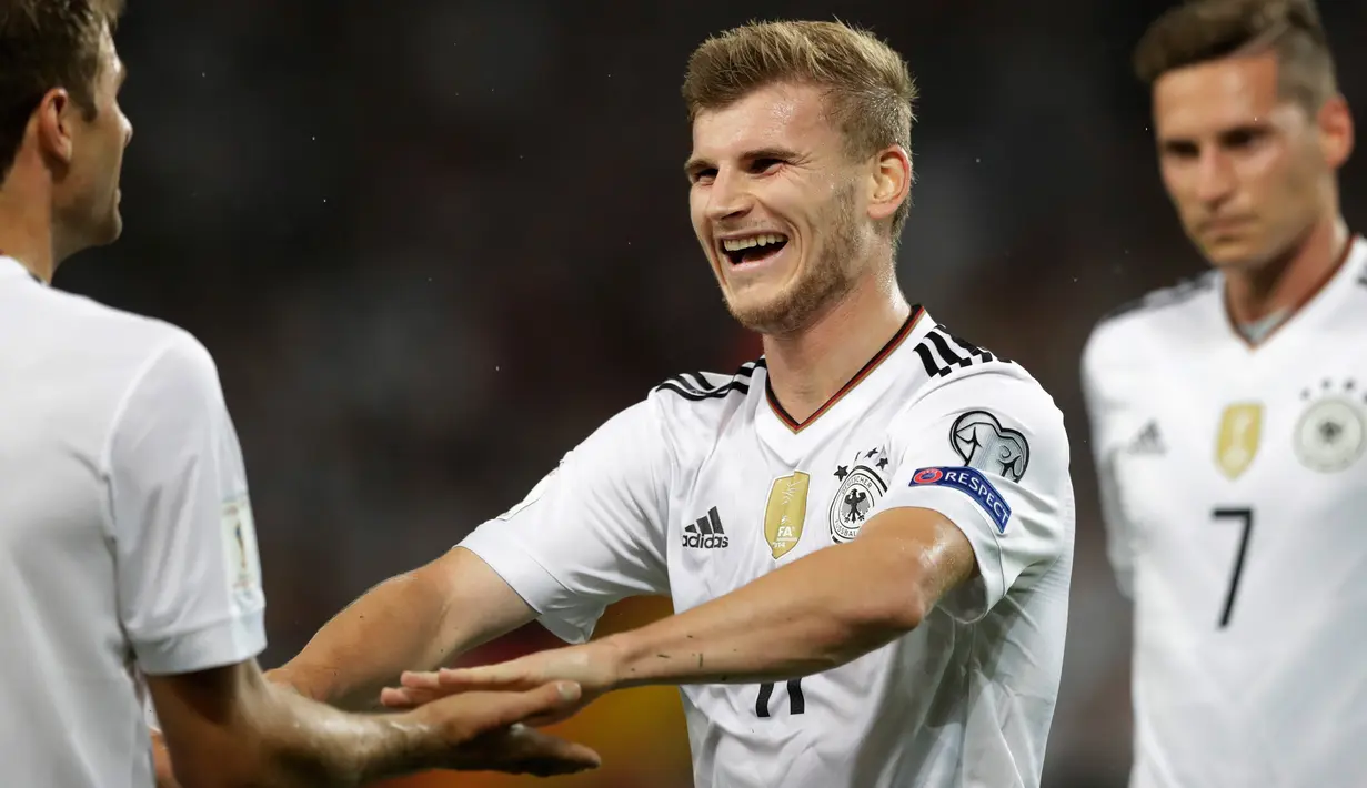 Penyerang Jerman, Timo Werner melakukan selebrasi usai mencetak gol ke gawang Norwegia pada grup C Kualifikasi Piala Dunia 2018 di Stuttgart, Jerman,(4/9). Jerman menang telak atas Norwegia 6-0. (AP Photo/Matthias Schrader)