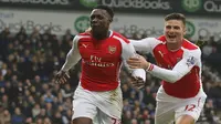 Danny Welbeck selebrasi gol dengan Olivier Giroud ( REUTERS/Suzanne Plunkett )