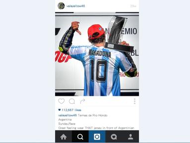 Valentino Rossi mengenakan Jersey Nasional Argentina bernomor 10 milik Maradona (foto/instagram/valeyellow46)