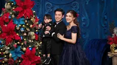 Audi Marissa dan keluarga jalani pemotretan bareng FD Photography. Meski konsep pemotretannya simpel, namun kebahagiaan dan sukacita Natal tetap terasa, apalagi dengan adanya pohon Natal. Jika Audi Marissa pindah agama setelah menikah dengan Anthony Xie, Natal tahun 2023 tentunya jadi Natal keempat yang dirayakan oleh bintang sinetron Dia Bukan Manusia ini. (Liputan6.com/IG/@audimarissa)