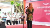 Mensos khofifah Indar Parawansa saat meresmikan warung elektronik (e-warung) usai peresmian e-warung di Kecamatam Curug, Kota Serang, Banten, Jumat (11/11/2016). (Yandhi Deslatama/Liputan6.com)