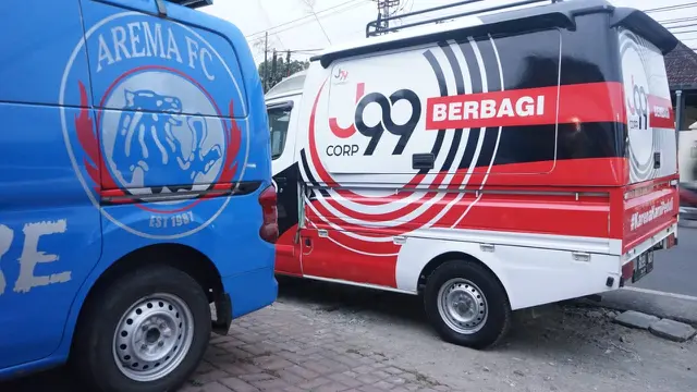 Gilang Widya Pramana Bagikan 1000 Paket Sembako Bantu Aremania