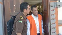 Penjual es yang juga terdakwa kasus pencurian, Mohammad Rofiq alias Upik, saat menjalani sidang putusan di Pengadilan Negeri (PN) Denpasar, Senin (30/4). (CHAIRUL AMRI SIMABUR/BALI EXPRESS)